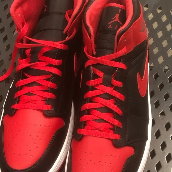 Air Jordan 1 mid 9.5 brand new in the box - Picture 2 of 4